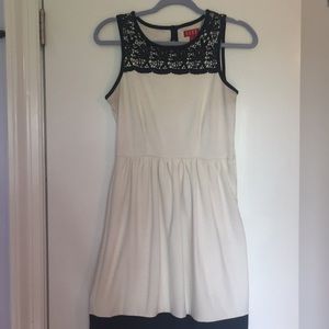 Beautiful white and black dress. Wears perfectly.
